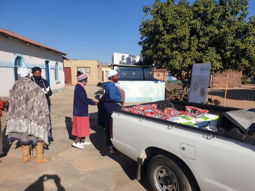 Seriti team delivering food packs in Moloto, Mpumalanga Seriti team delivering food packs in Moloto, Mpumalanga