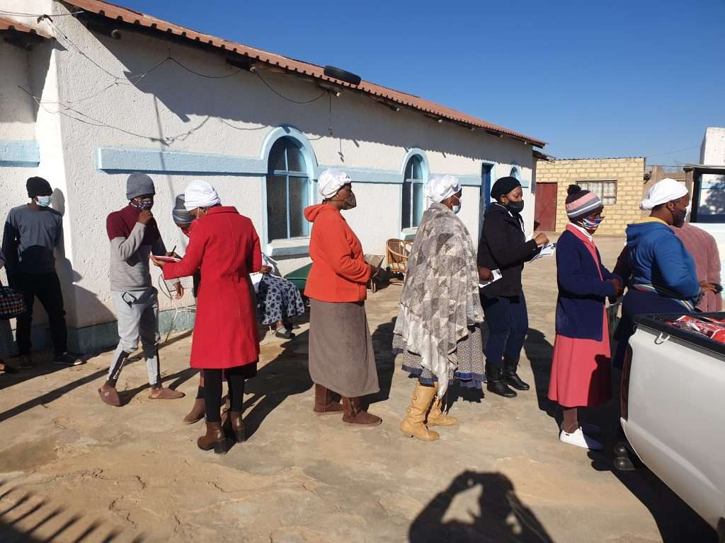 Seriti team delivering food packs in Moloto Mpumalanga Seriti team delivering food packs in Moloto Mpumalanga