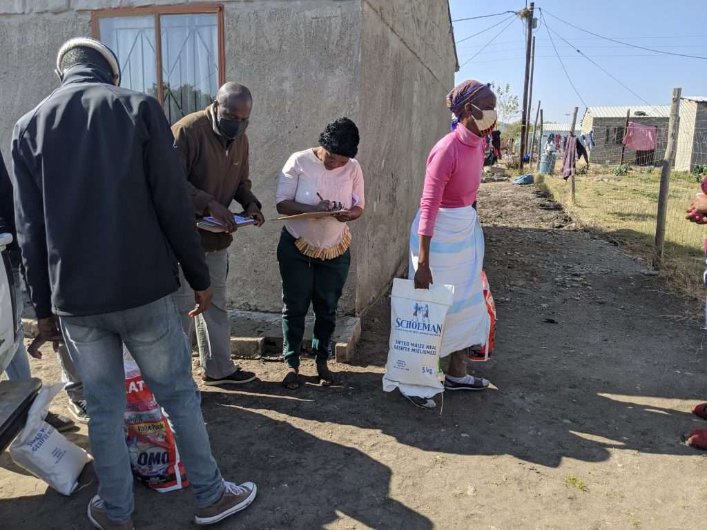 Seriti team delivering food to households in Mfidikoe North West Seriti team delivering food to households in Mfidikoe North West
